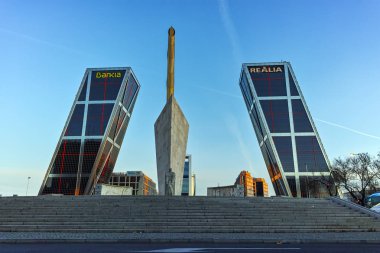 Madrid, İspanya - 23 Ocak 2018: Sunrise görünümünü Avrupa Kapısı (Kio kuleleri) ve Dikilitaş Calatrava Paseo de la Castellana Street City, Madrid, İspanya