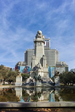 Madrid, İspanya - 23 Ocak 2018: Anıt Cervantes, Don Kişot ve Sancho Panza İspanya Meydanı Madrid şehir, İspanya