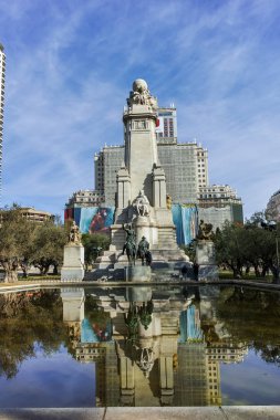 Madrid, İspanya - 23 Ocak 2018: Anıt Cervantes, Don Kişot ve Sancho Panza İspanya Meydanı Madrid şehir, İspanya