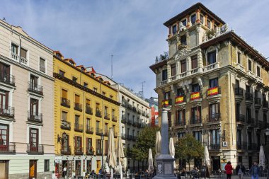Madrid, İspanya - 23 Ocak 2018: Eski binasında Ramales kare (plaza Ramales) şehir Madrid, İspanya