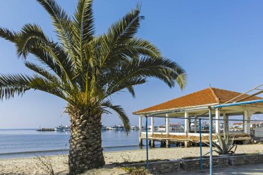 Nea Moudania, Yunanistan - 31 Mart 2019: Nea Moudania kasabasının dolgusu, Chalkidiki, Orta Makedonya, Yunanistan