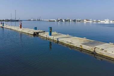 Nea Moudania, Yunanistan - 31 Mart 2019: Nea Moudania kasabasının dolgusu, Chalkidiki, Orta Makedonya, Yunanistan