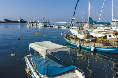 Nea Moudania, Yunanistan - 31 Mart 2019: Nea Moudania kasabasının dolgusu, Chalkidiki, Orta Makedonya, Yunanistan