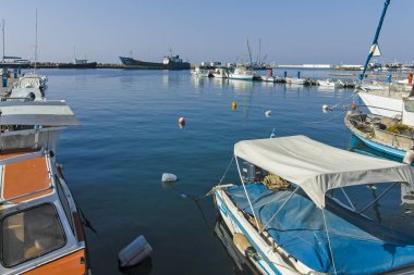 Nea Moudania, Yunanistan - 31 Mart 2019: Nea Moudania kasabasının dolgusu, Chalkidiki, Orta Makedonya, Yunanistan