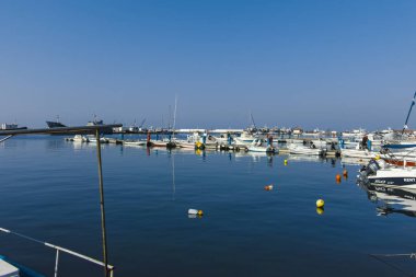 Nea Moudania, Yunanistan - 31 Mart 2019: Nea Moudania kasabasının dolgusu, Chalkidiki, Orta Makedonya, Yunanistan