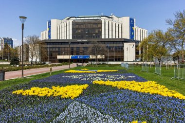 Sofya, Bulgaristan -14 Nisan 2018: Sofya'da Çiçek Bahçesi ve Ulusal Kültür Sarayı'nın muhteşem manzarası, Bulgaristan