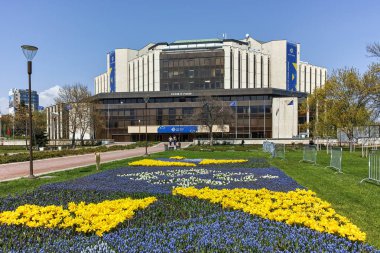 Sofya, Bulgaristan -14 Nisan 2018: Sofya'da Çiçek Bahçesi ve Ulusal Kültür Sarayı'nın muhteşem manzarası, Bulgaristan