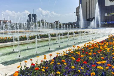 Sofya, Bulgaristan -14 Nisan 2018: Sofya'da Çiçek Bahçesi ve Ulusal Kültür Sarayı'nın muhteşem manzarası, Bulgaristan