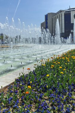 Sofya, Bulgaristan -14 Nisan 2018: Sofya'da Çiçek Bahçesi ve Ulusal Kültür Sarayı'nın muhteşem manzarası, Bulgaristan