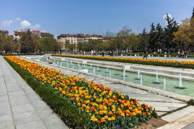 Sofya, Bulgaristan -14 Nisan 2018: Sofya'da Çiçek Bahçesi ve Ulusal Kültür Sarayı'nın muhteşem manzarası, Bulgaristan