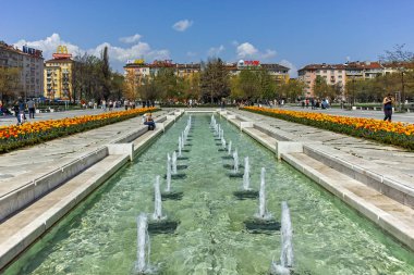 Sofya, Bulgaristan -14 Nisan 2018: Sofya'da Çiçek Bahçesi ve Ulusal Kültür Sarayı'nın muhteşem manzarası, Bulgaristan