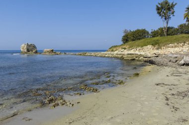 Nea Poteidaia, Yunanistan-31 Mart 2019: Nea Poteidaia kasabasında, Kassandra, Chalkidiki, Orta Makedonya, Yunanistan 'da denizde antik tahkimat Harabeleri
