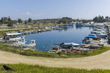 Nea Poteidaia, Yunanistan-Mart 31, 2019: Nea Poteidaia şehir limanı, Kassandra, Chalkidiki, Orta Makedonya, Yunanistan