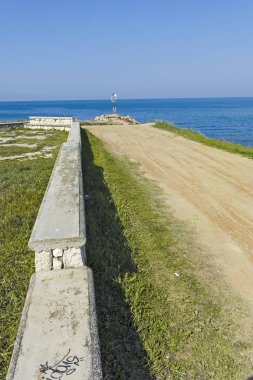 Nea Poteidaia, Yunanistan-31 Mart 2019: Nea Poteidaia kasabasında, Kassandra, Chalkidiki, Orta Makedonya, Yunanistan 'da denizde antik tahkimat Harabeleri