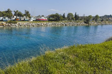 Nea Poteidaia, Yunanistan-31 Mart 2019: Nea Poteidaia kasabasında kanal, Kassandra, Halkidiki, Orta Makedonya, Yunanistan