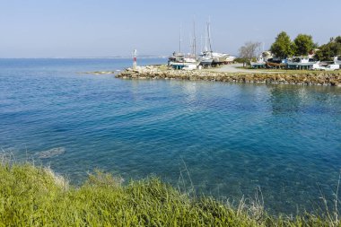 Nea Poteidaia, Yunanistan-31 Mart 2019: Nea Poteidaia kasabasında kanal, Kassandra, Halkidiki, Orta Makedonya, Yunanistan