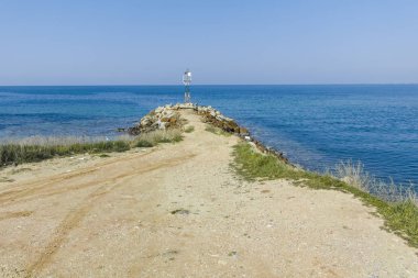 Nea Poteidaia, Yunanistan-31 Mart 2019: Nea Poteidaia kasabasında, Kassandra, Chalkidiki, Orta Makedonya, Yunanistan 'da denizde antik tahkimat Harabeleri