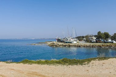 Nea Poteidaia, Yunanistan-31 Mart 2019: Nea Poteidaia kasabasında kanal, Kassandra, Halkidiki, Orta Makedonya, Yunanistan