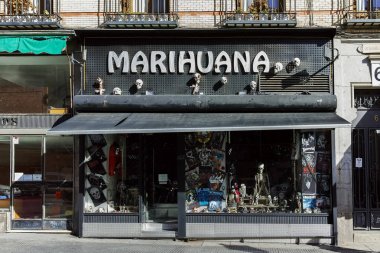 Madrid, İspanya - 23 Ocak 2018: Madrid Şehrinde tipik sokak, İspanya