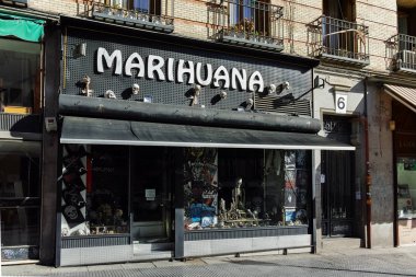 Madrid, İspanya - 23 Ocak 2018: Madrid Şehrinde tipik sokak, İspanya