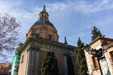 Madrid, İspanya - 23 Ocak 2018: St Andrew Kilisesi Madrid şehir, İspanya görünümünü şaşırtıcı