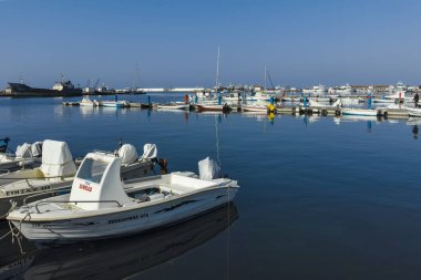 Nea Moudania, Yunanistan - 31 Mart 2019: Nea Moudania kasabasının sahil caddesinden görünüm, Chalkidiki, Orta Makedonya, Yunanistan