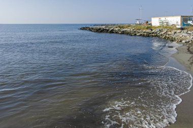 Nea Moudania, Yunanistan - 31 Mart 2019: Nea Moudania kasabasının sahil caddesinden görünüm, Chalkidiki, Orta Makedonya, Yunanistan