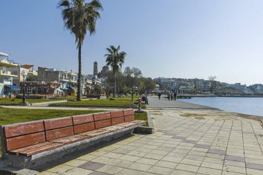 Nea Moudania, Yunanistan - 31 Mart 2019: Nea Moudania kasabasının sahil caddesinden görünüm, Chalkidiki, Orta Makedonya, Yunanistan