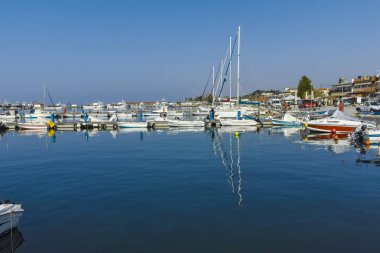 Nea Moudania, Yunanistan - 31 Mart 2019: Nea Moudania kasabasının sahil caddesinden görünüm, Chalkidiki, Orta Makedonya, Yunanistan