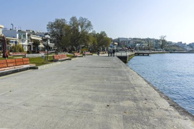 Nea Moudania, Yunanistan - 31 Mart 2019: Nea Moudania kasabasının sahil caddesinden görünüm, Chalkidiki, Orta Makedonya, Yunanistan