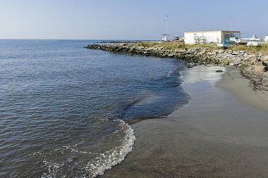Nea Moudania, Yunanistan - 31 Mart 2019: Nea Moudania kasabasının sahil caddesinden görünüm, Chalkidiki, Orta Makedonya, Yunanistan