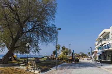 Nea Moudania, Yunanistan - 31 Mart 2019: Nea Moudania kasabasının sahil caddesinden görünüm, Chalkidiki, Orta Makedonya, Yunanistan