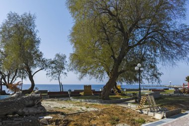 Nea Moudania, Yunanistan - 31 Mart 2019: Nea Moudania kasabasının sahil caddesinden görünüm, Chalkidiki, Orta Makedonya, Yunanistan