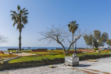 Nea Moudania, Yunanistan - 31 Mart 2019: Nea Moudania kasabasının sahil caddesinden görünüm, Chalkidiki, Orta Makedonya, Yunanistan