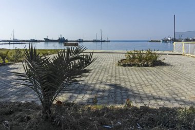 Nea Moudania, Yunanistan - 31 Mart 2019: Nea Moudania kasabasının sahil caddesinden görünüm, Chalkidiki, Orta Makedonya, Yunanistan