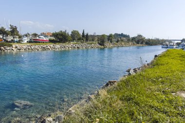 NEA POTEIDAIA, GREECE - 31 Mart 2019: Nea Poteidaia kıyılarından Panorama, Kassandra, Chalkidiki, Orta Makedonya, Yunanistan