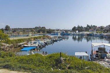 NEA POTEIDAIA, GREECE - 31 Mart 2019: Nea Poteidaia kıyılarından Panorama, Kassandra, Chalkidiki, Orta Makedonya, Yunanistan
