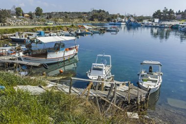 NEA POTEIDAIA, GREECE - 31 Mart 2019: Nea Poteidaia kıyılarından Panorama, Kassandra, Chalkidiki, Orta Makedonya, Yunanistan