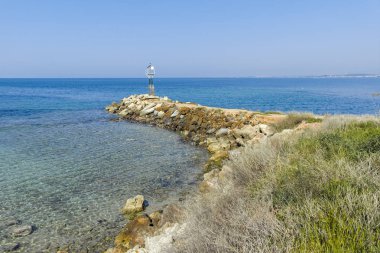 NEA POTEIDAIA, GREECE - 31 Mart 2019: Nea Poteidaia kıyılarından Panorama, Kassandra, Chalkidiki, Orta Makedonya, Yunanistan