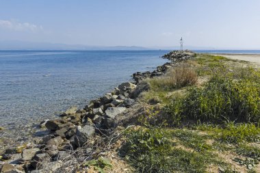 NEA POTEIDAIA, GREECE - 31 Mart 2019: Nea Poteidaia kıyılarından Panorama, Kassandra, Chalkidiki, Orta Makedonya, Yunanistan