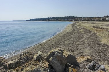 NEA POTEIDAIA, GREECE - 31 Mart 2019: Nea Poteidaia kıyılarından Panorama, Kassandra, Chalkidiki, Orta Makedonya, Yunanistan