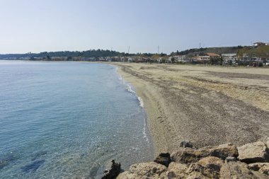 NEA POTEIDAIA, GREECE - 31 Mart 2019: Nea Poteidaia kıyılarından Panorama, Kassandra, Chalkidiki, Orta Makedonya, Yunanistan
