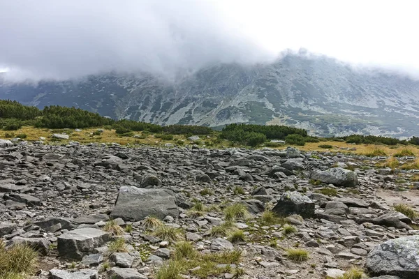このピーク ブルガリア リラ山の登山ルートから風景します — ストック写真