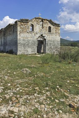 Zhrebchevo Rezervuarı'nın dibindeki Rila Aziziye Yahya'nın terk edilmiş Ortaçağ Ortodoks kilisesi, Sliven Bölgesi, Bulgaristan