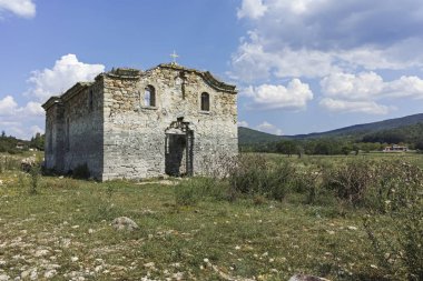 Zhrebchevo Rezervuarı'nın dibindeki Rila Aziziye Yahya'nın terk edilmiş Ortaçağ Ortodoks kilisesi, Sliven Bölgesi, Bulgaristan