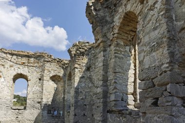 Zhrebchevo Rezervuarı'nın dibindeki Rila Aziziye Yahya'nın terk edilmiş Ortaçağ Ortodoks kilisesi, Sliven Bölgesi, Bulgaristan