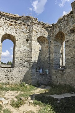 Zhrebchevo Rezervuarı'nın dibindeki Rila Aziziye Yahya'nın terk edilmiş Ortaçağ Ortodoks kilisesi, Sliven Bölgesi, Bulgaristan