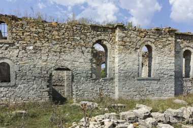 Zhrebchevo Rezervuarı'nın dibindeki Rila Aziziye Yahya'nın terk edilmiş Ortaçağ Ortodoks kilisesi, Sliven Bölgesi, Bulgaristan