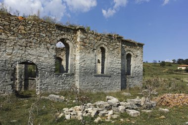 Zhrebchevo Rezervuarı'nın dibindeki Rila Aziziye Yahya'nın terk edilmiş Ortaçağ Ortodoks kilisesi, Sliven Bölgesi, Bulgaristan