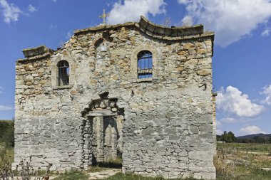 Zhrebchevo Rezervuarı'nın dibindeki Rila Aziziye Yahya'nın terk edilmiş Ortaçağ Ortodoks kilisesi, Sliven Bölgesi, Bulgaristan